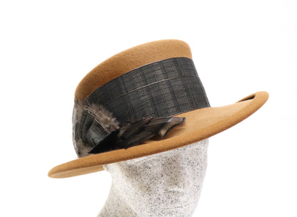 rehbrauner Filzhut mit Federn