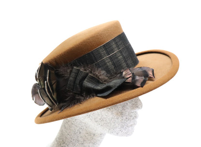 rehbrauner Filzhut mit Federn