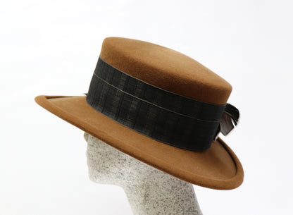 rehbrauner Filzhut mit Federn