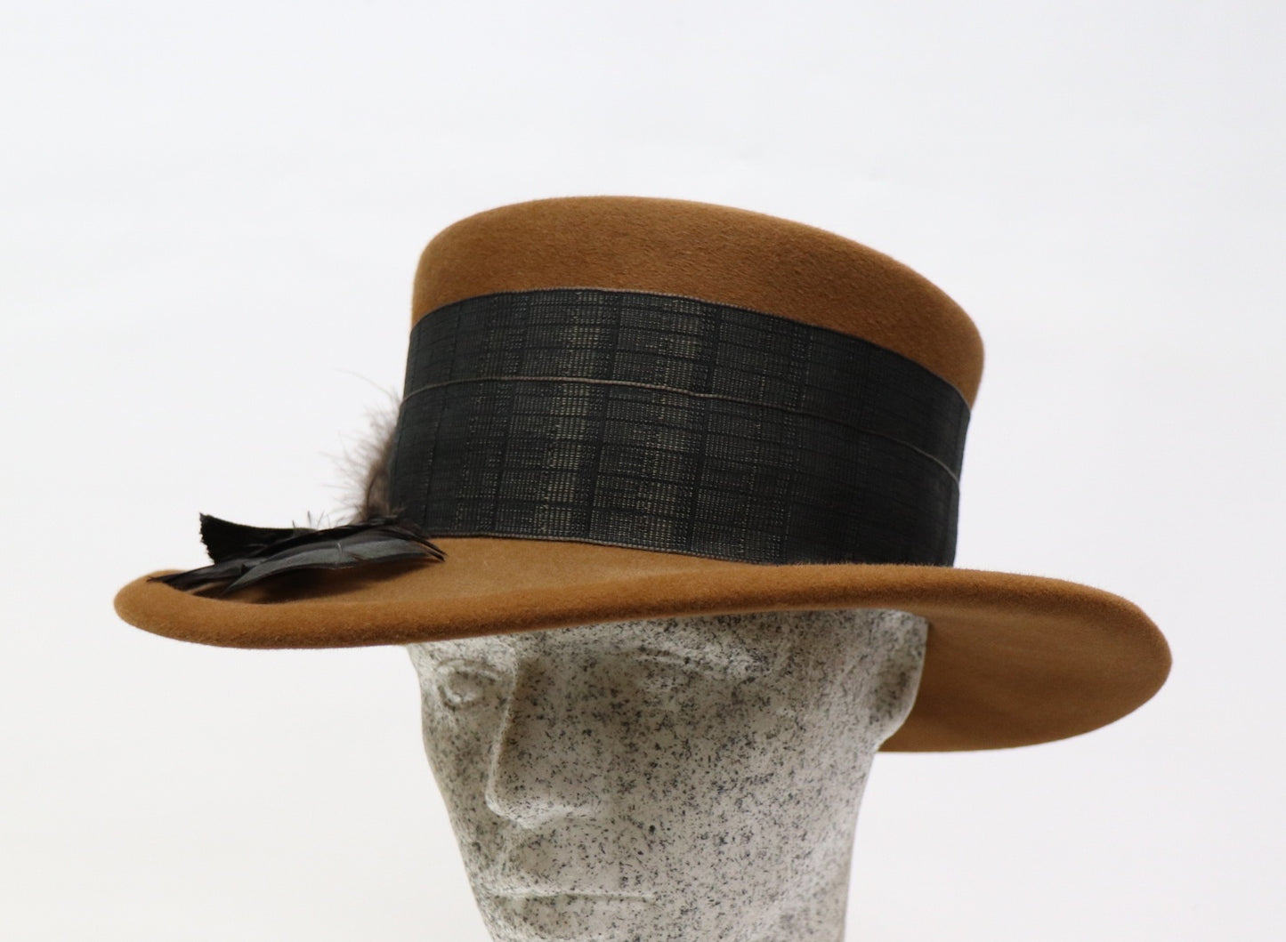 rehbrauner Filzhut mit Federn