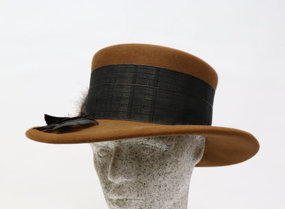 rehbrauner Filzhut mit Federn