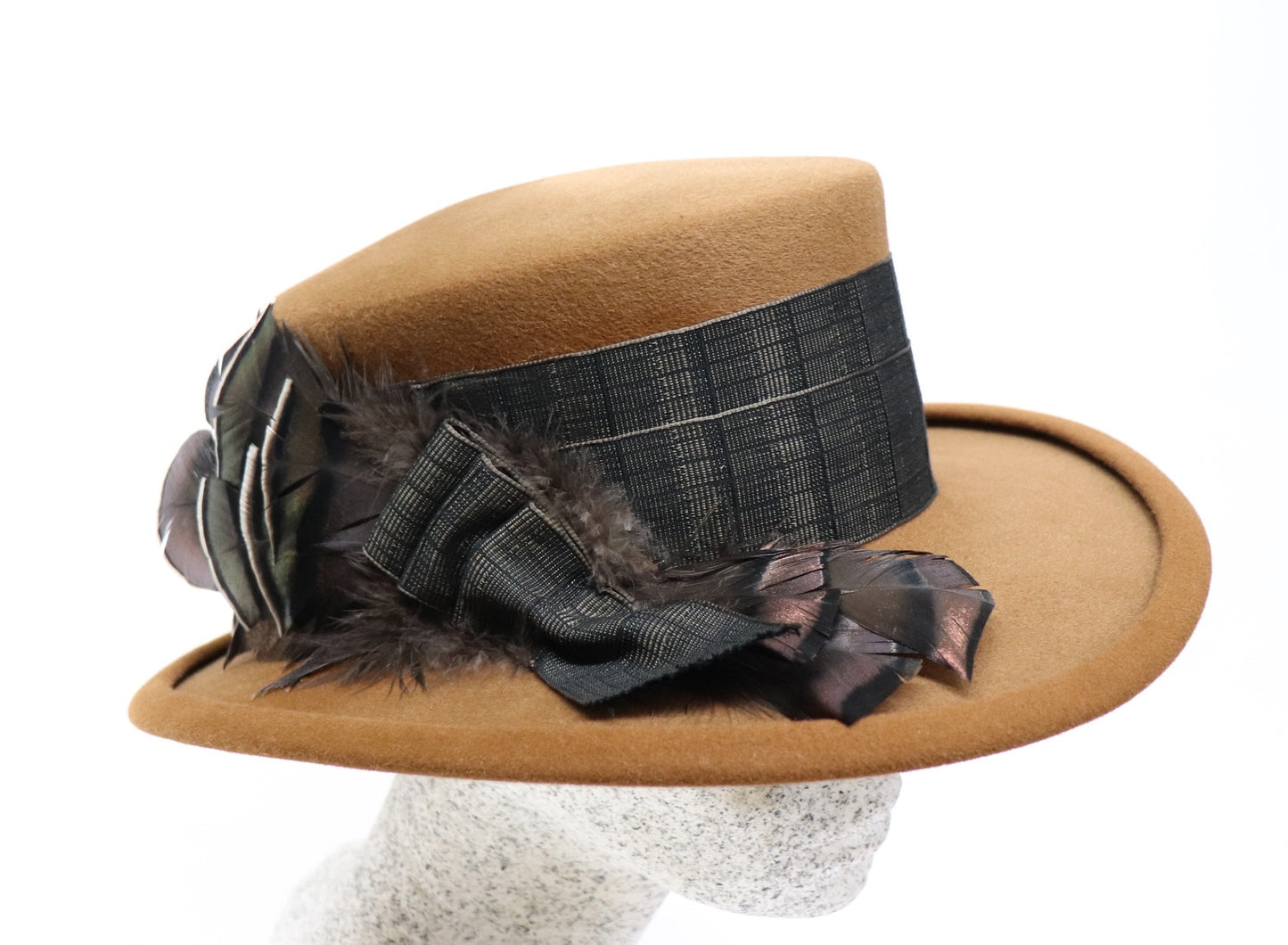 rehbrauner Filzhut mit Federn