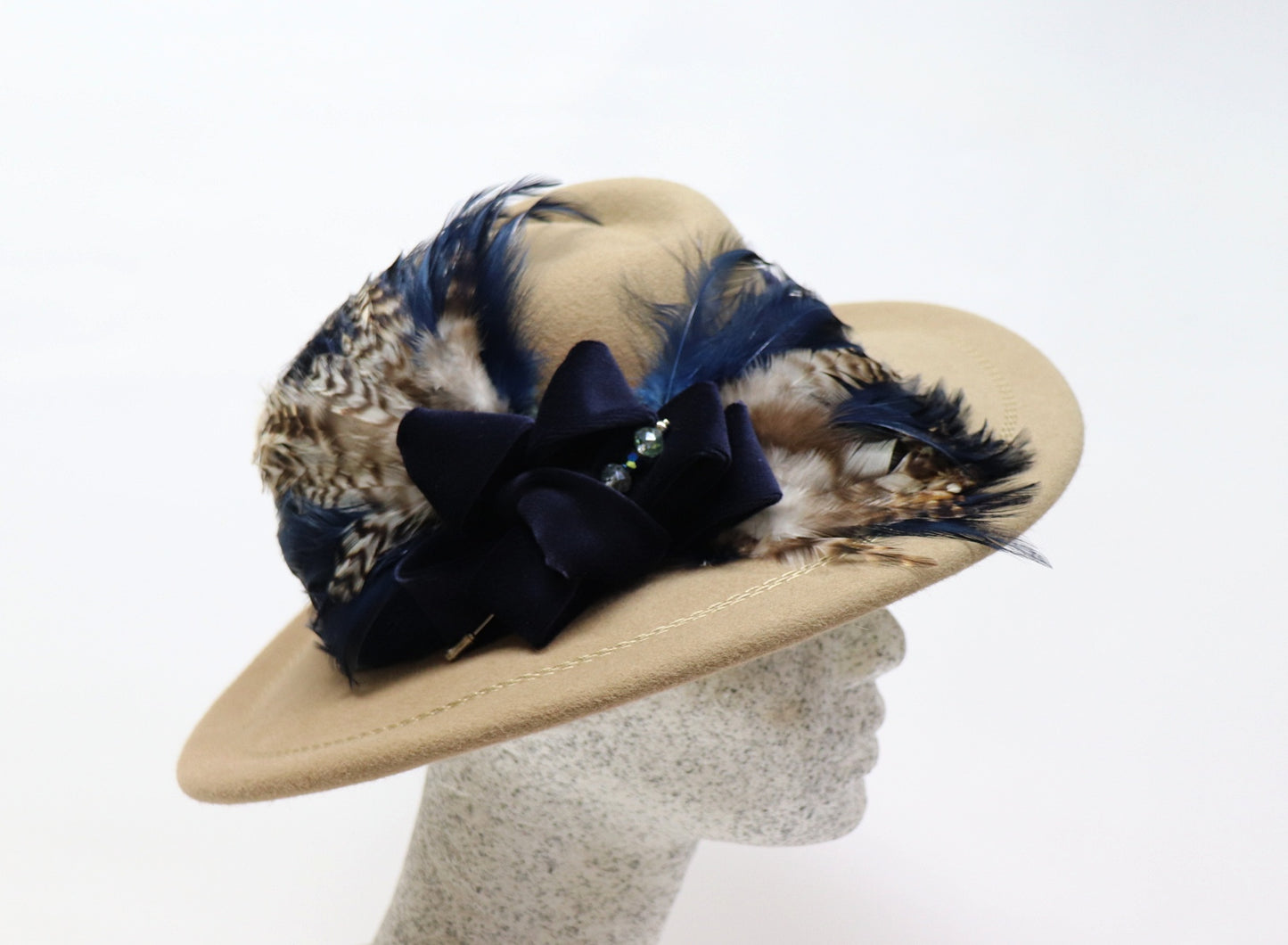 sand Filzhut mit blau Samt und Federn
