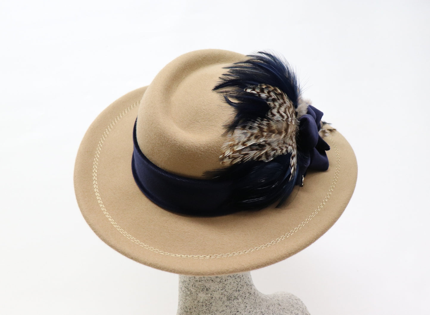 sand Filzhut mit blau Samt und Federn