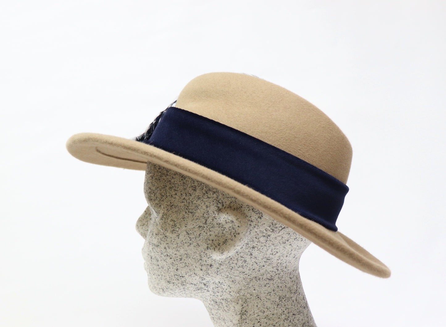 sand Filzhut mit blau Samt und Federn