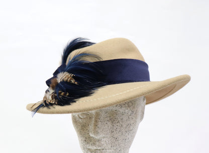 sand Filzhut mit blau Samt und Federn