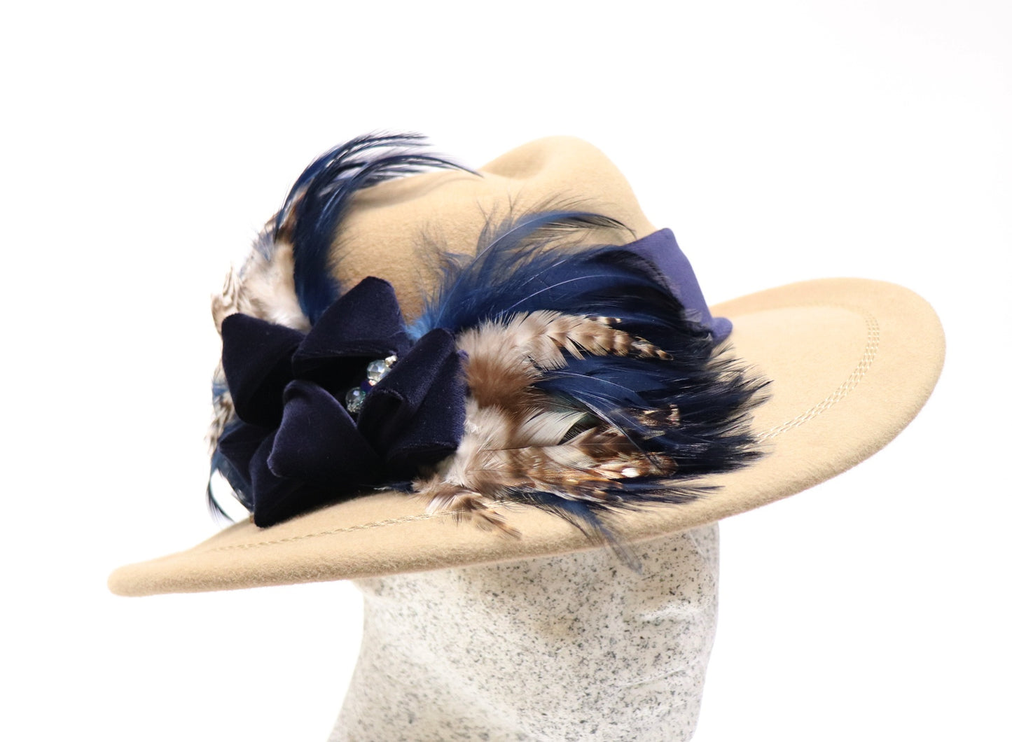 sand Filzhut mit blau Samt und Federn