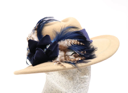 sand Filzhut mit blau Samt und Federn