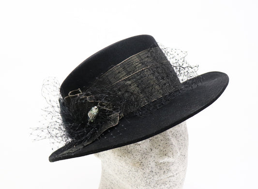 klassischer schwarzer Filzhut mit Schleier