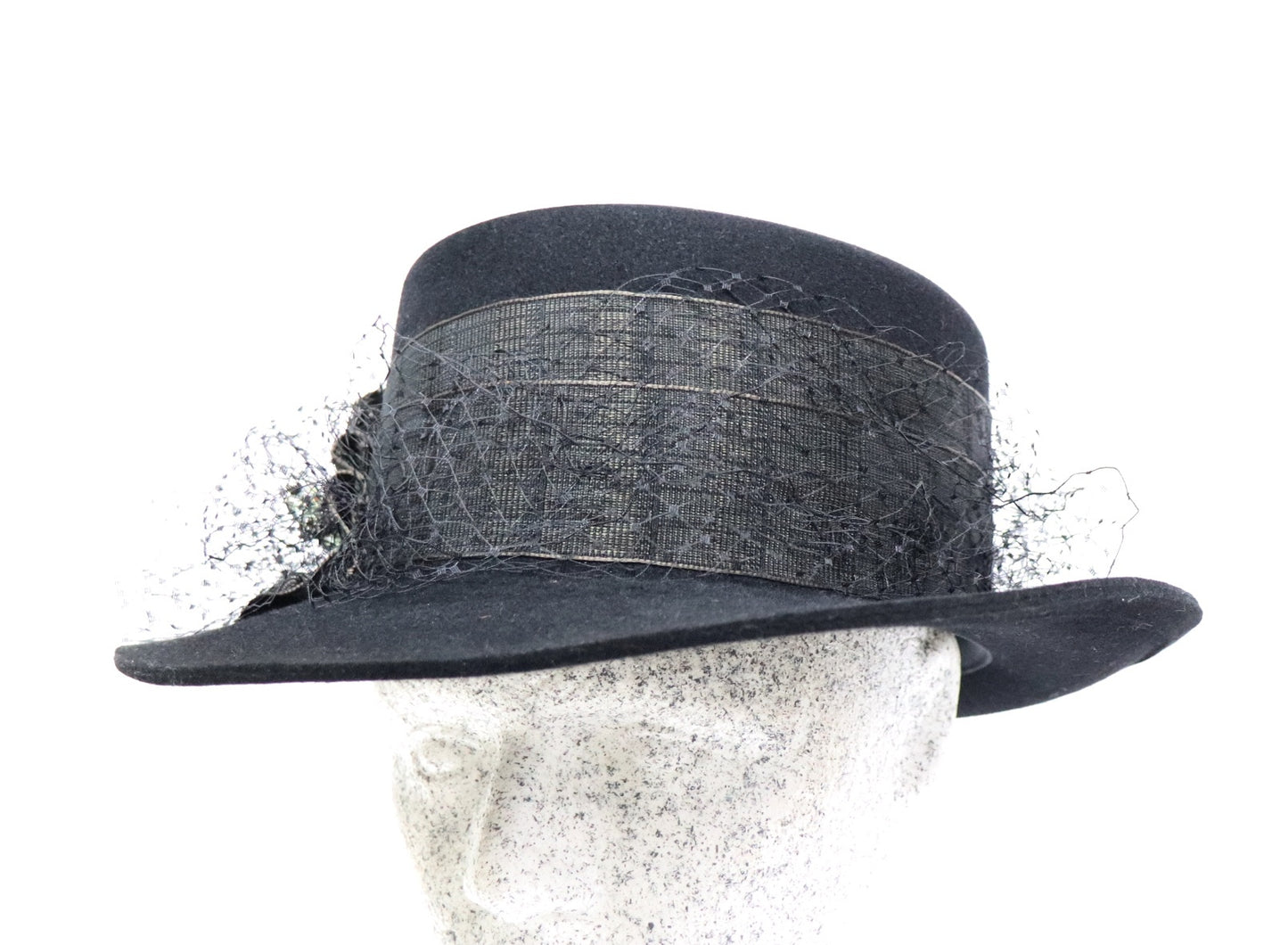 klassischer schwarzer Filzhut mit Schleier