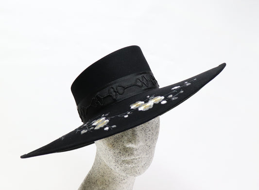 schwarzer Filzhut mit Silberblüten