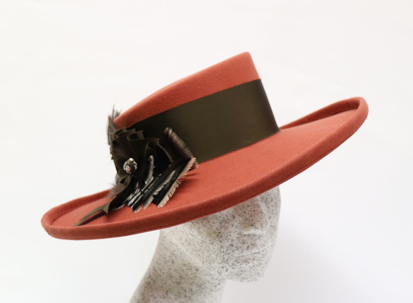 terrakotta Filzhut mit Federn