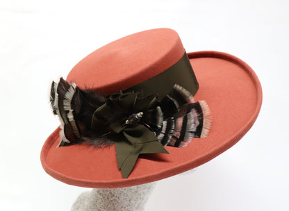 terrakotta Filzhut mit Federn