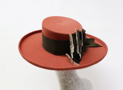 terrakotta Filzhut mit Federn