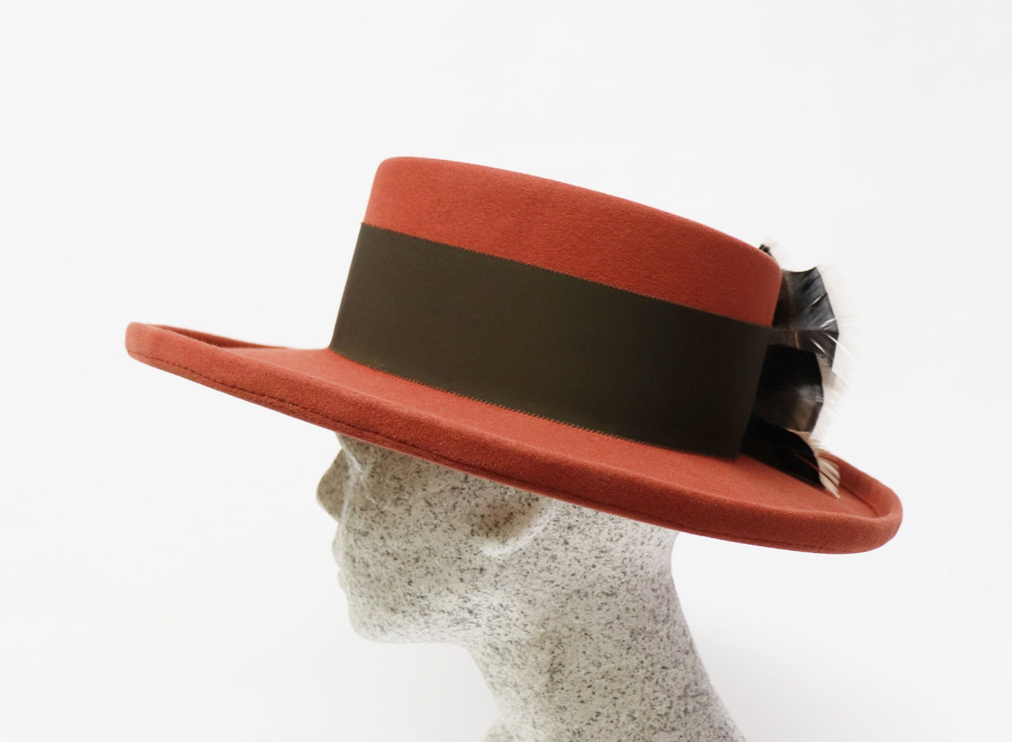 terrakotta Filzhut mit Federn