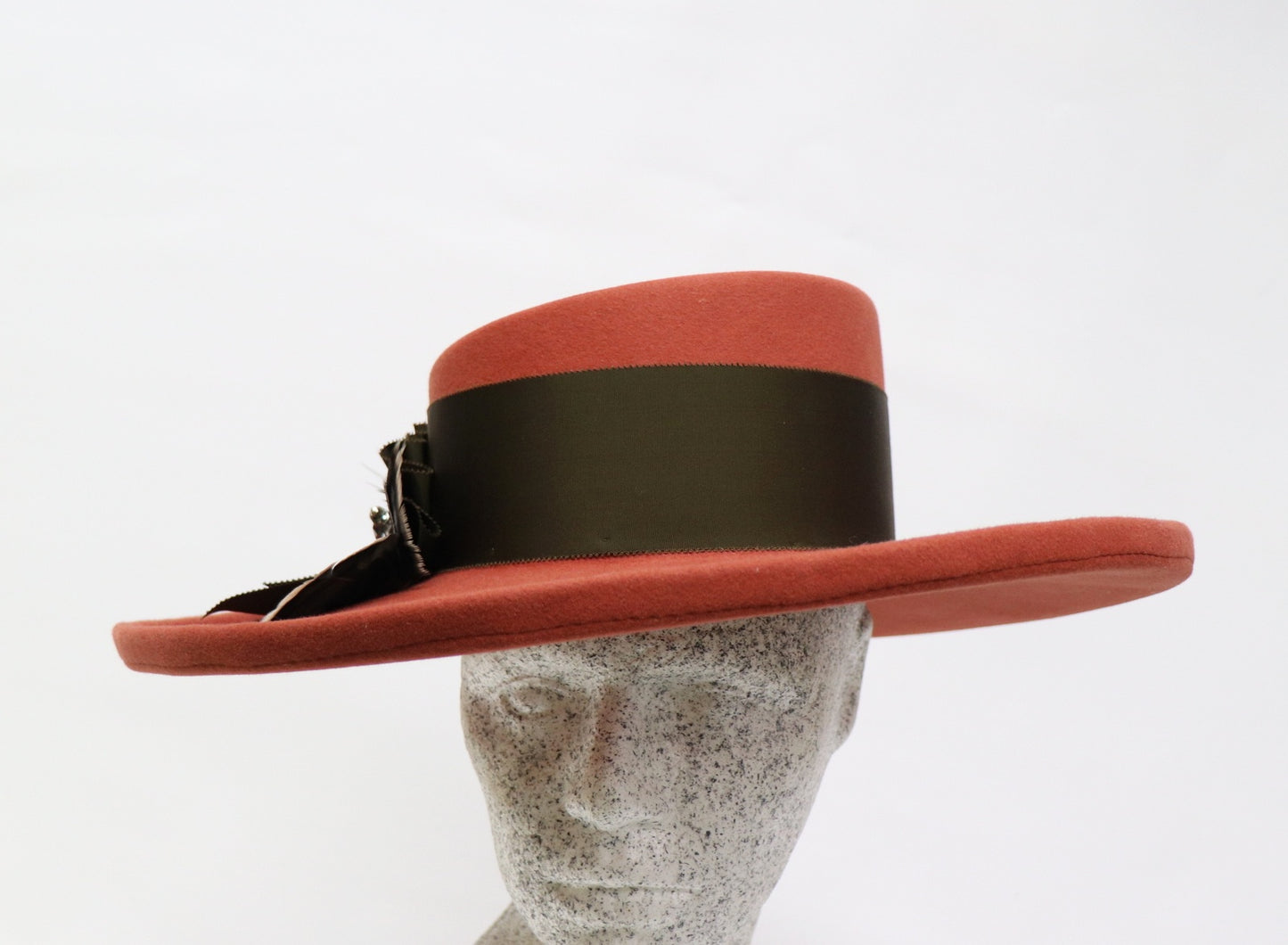 terrakotta Filzhut mit Federn