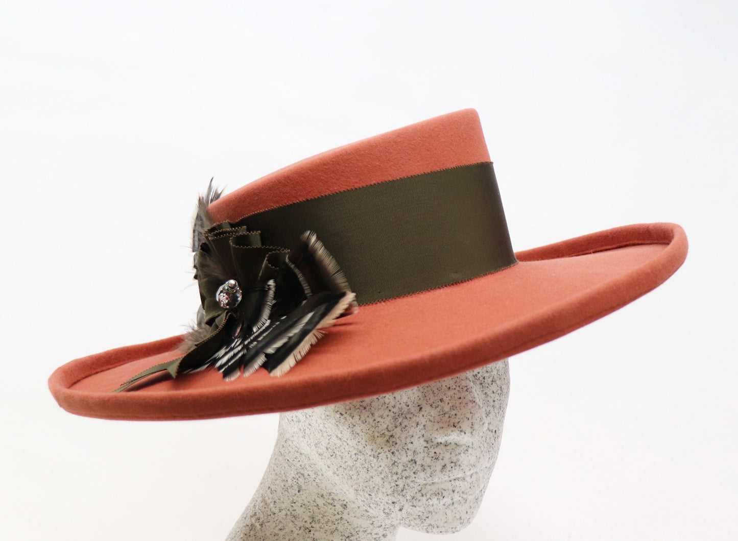 terrakotta Filzhut mit Federn
