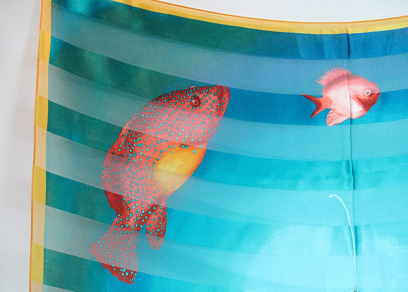 Seidentuch aqua mit Fischen - Hutmanufaktur Hanni-Modelle