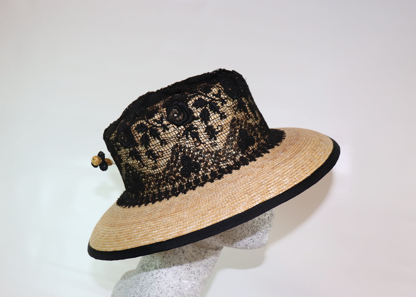 Bortenstrohhut mit schwarzer Spitze - Hutmanufaktur Hanni-Modelle
