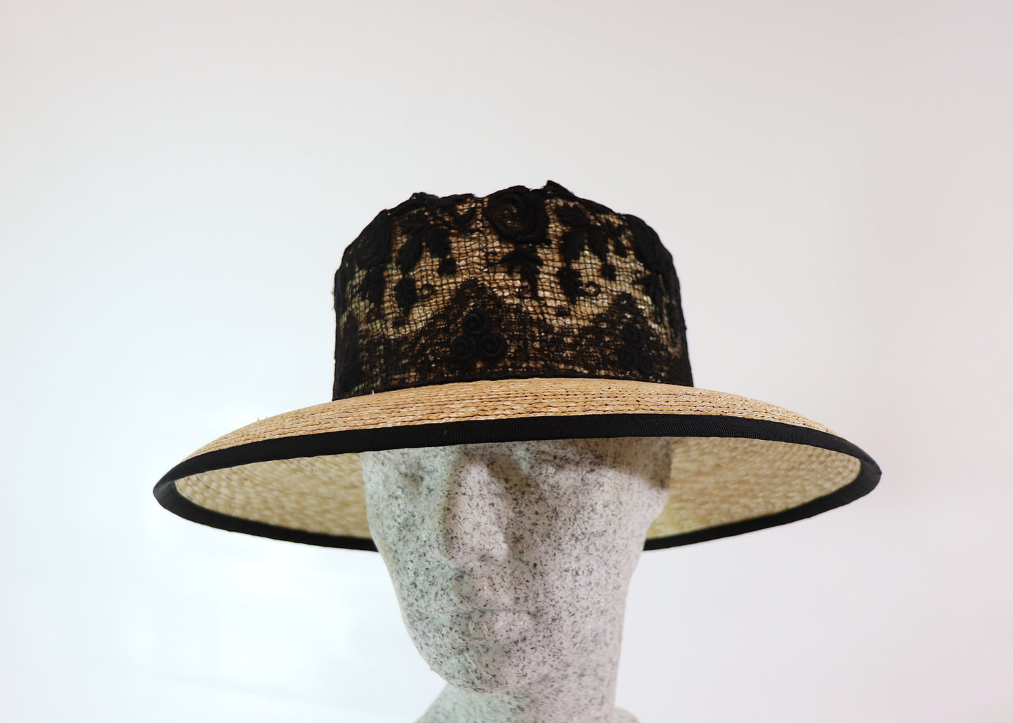Bortenstrohhut mit schwarzer Spitze - Hutmanufaktur Hanni-Modelle