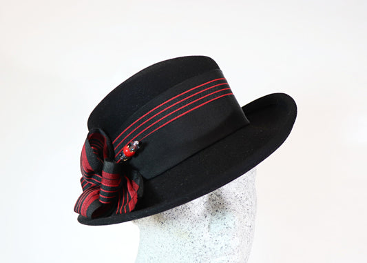 Sigrid - black felt hat with black and red band